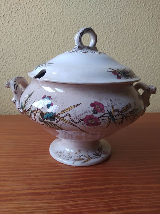 Sopera antigua con tres platos