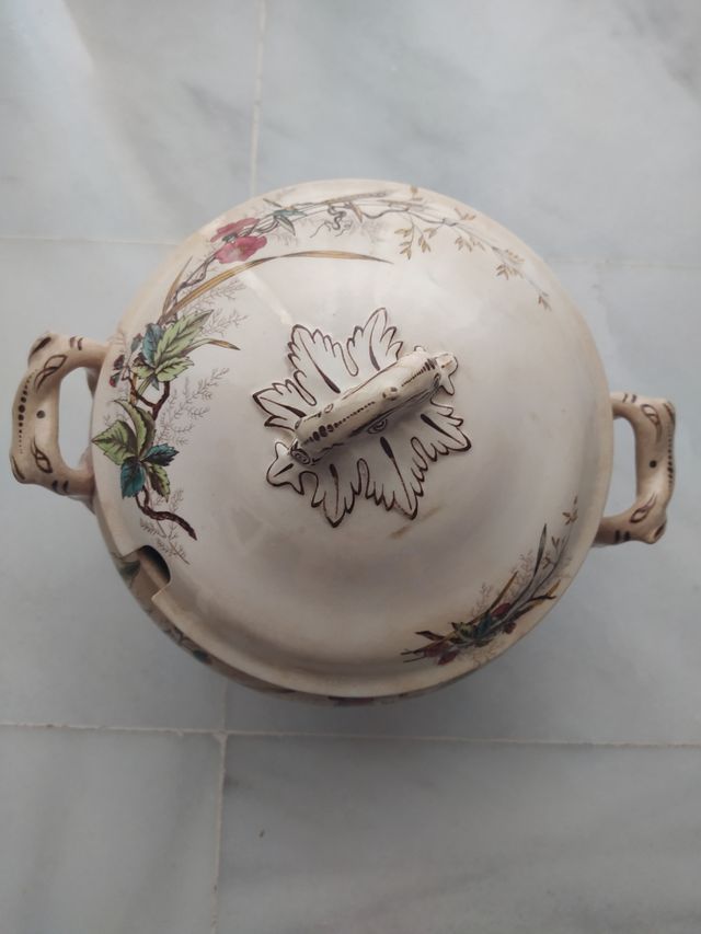 Sopera antigua con tres platos