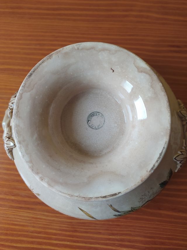 Sopera antigua con tres platos