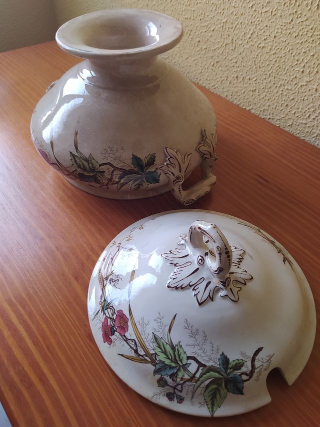 Sopera antigua con tres platos