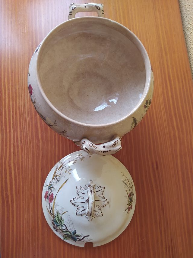 Sopera antigua con tres platos