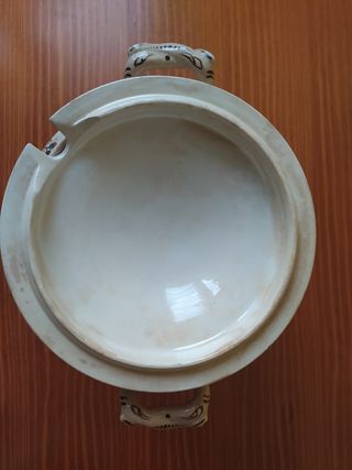 Sopera antigua con tres platos