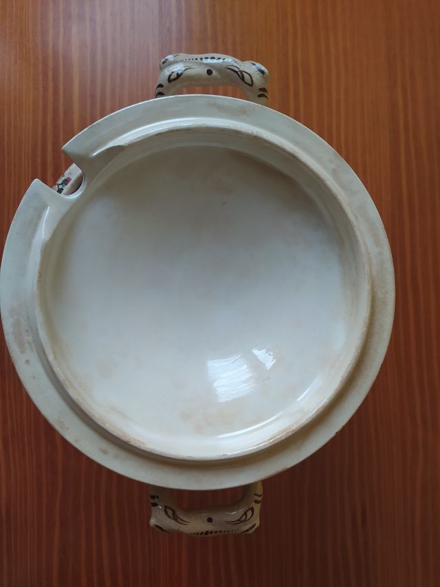 Sopera antigua con tres platos