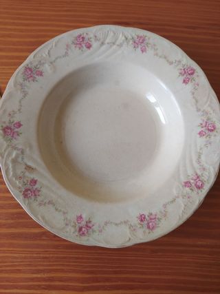 Sopera antigua con tres platos
