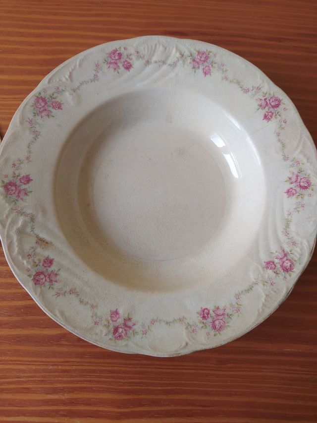 Sopera antigua con tres platos