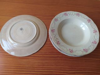 Sopera antigua con tres platos