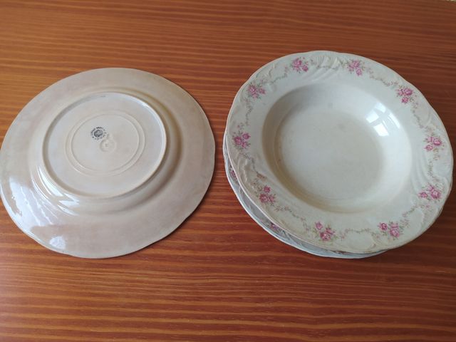 Sopera antigua con tres platos