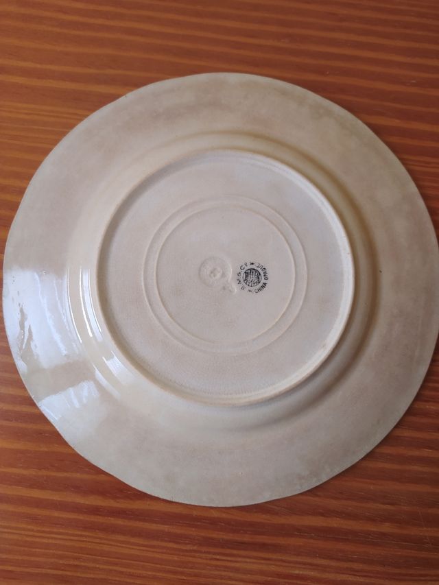 Sopera antigua con tres platos