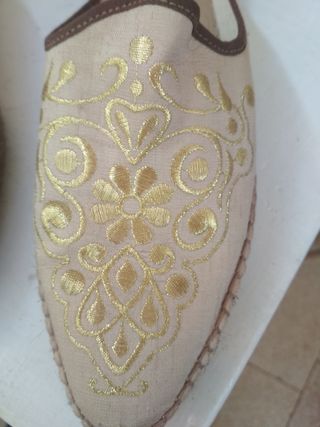 zuecos bordados