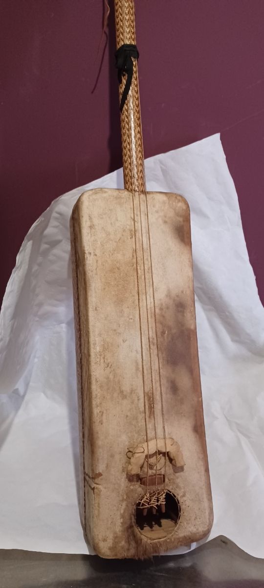 instrumento musical de gnawa (essauera marruecos) 