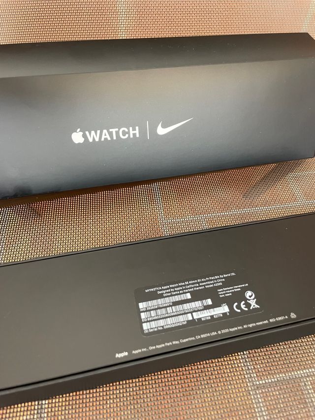 Caja Apple Watch SE (2020) nike