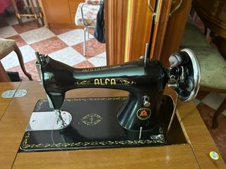 Máquina de coser antigua con mueble