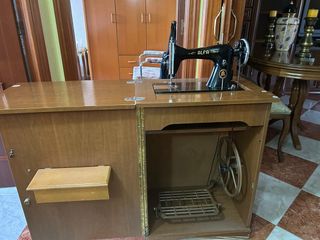 Máquina de coser antigua con mueble