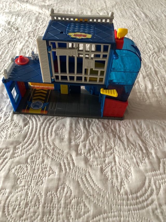 Estación de policía Super Zings y loge de muñecos.