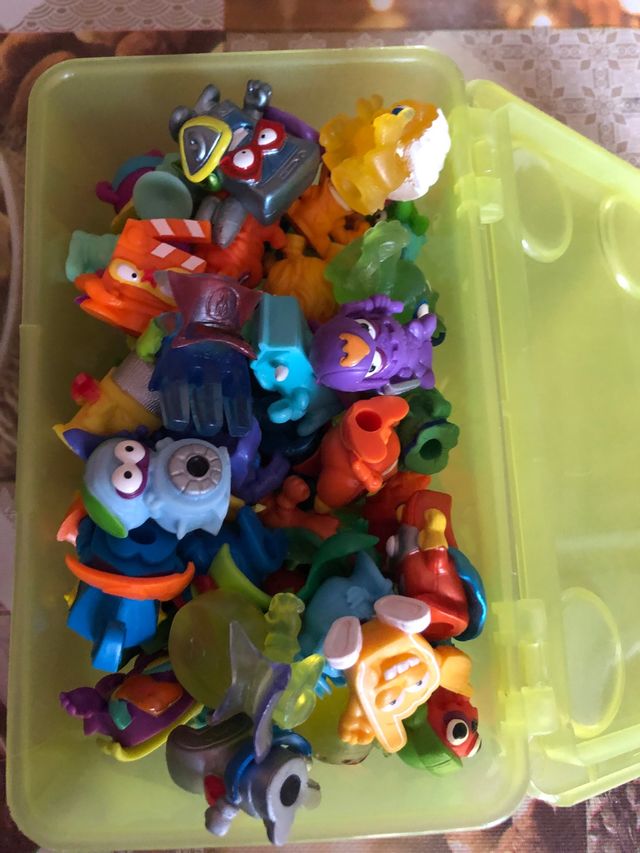 Estación de policía Super Zings y loge de muñecos.