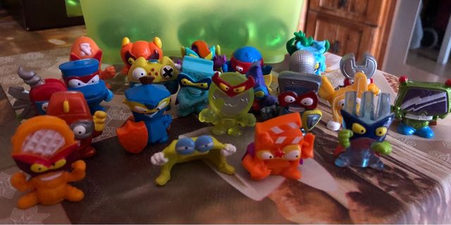 Estación de policía Super Zings y loge de muñecos.