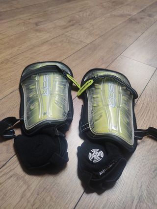 Botas futbol 43 y espinilleras