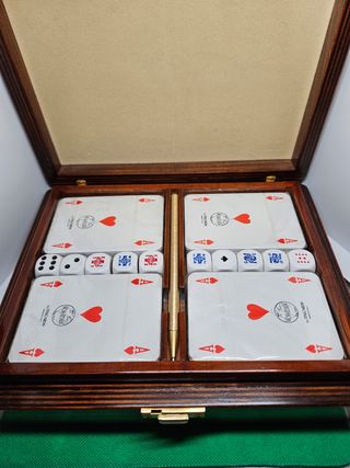Cofanetto in legno con carte, dadi e fishes