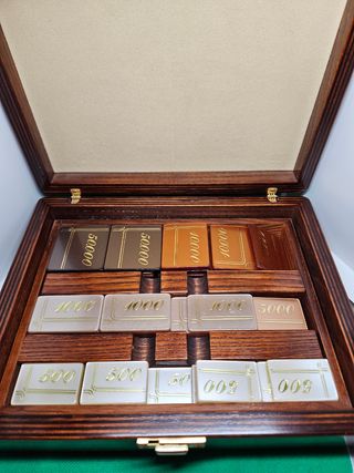 Cofanetto in legno con carte, dadi e fishes