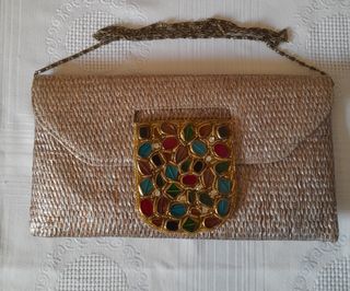 Bolso tipo cartera de rafia con detalle apertura