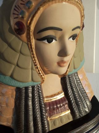 Escultura egipcia Cleopatra policromada