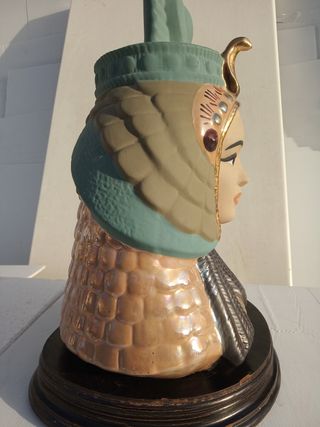 Escultura egipcia Cleopatra policromada