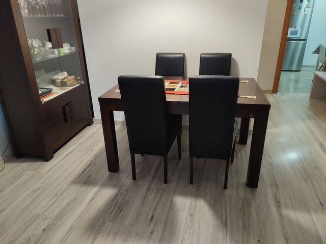 Mesa madera maciza y 4 sillas color wengue 