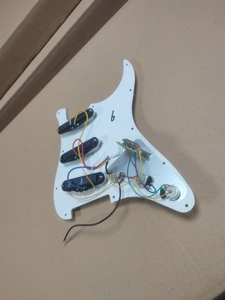 Golpeador estilo stratocaster zurdo blanco