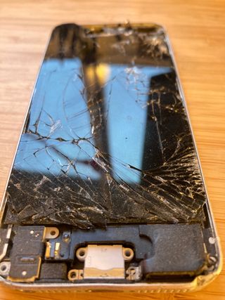 iPhone 5 roto y desmontado