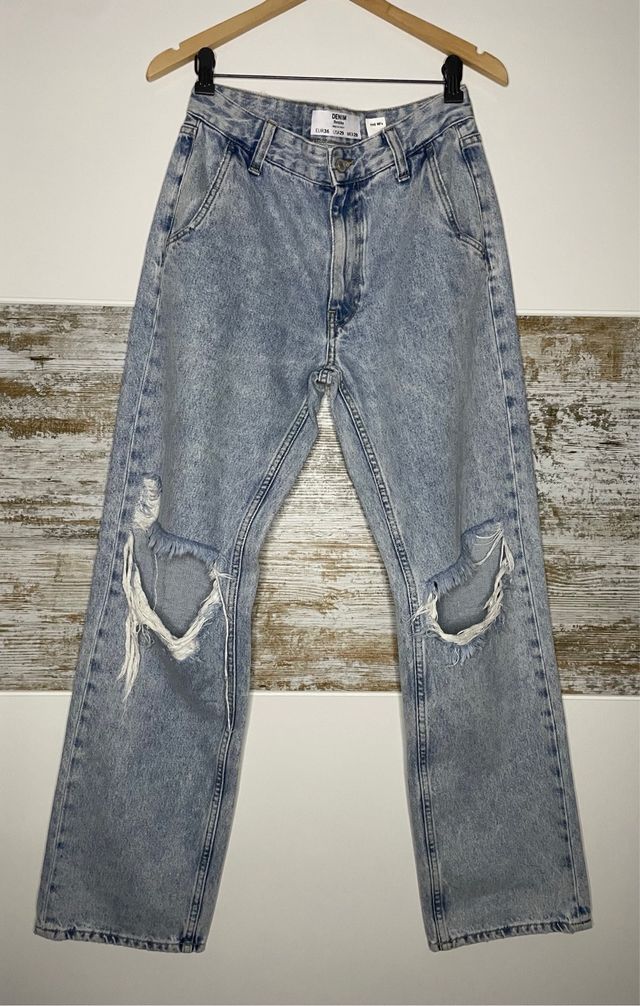 Vaqueros claros con rotos Bershka hombre