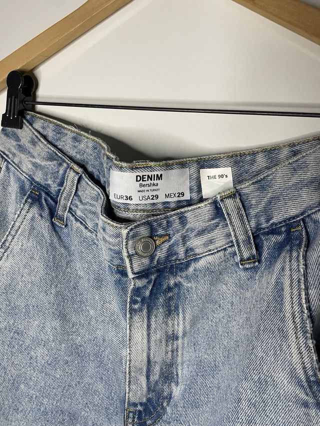 Vaqueros claros con rotos Bershka hombre