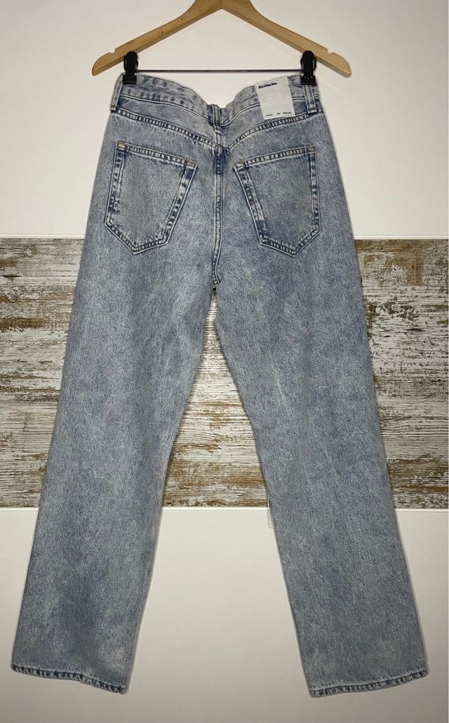 Vaqueros claros con rotos Bershka hombre