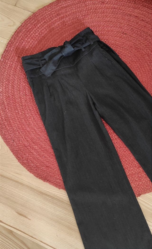 Pantalón de cintura alta y pata ancha