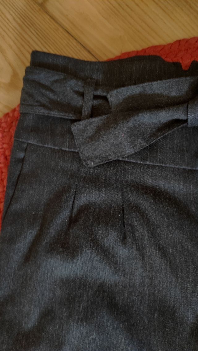 Pantalón de cintura alta y pata ancha