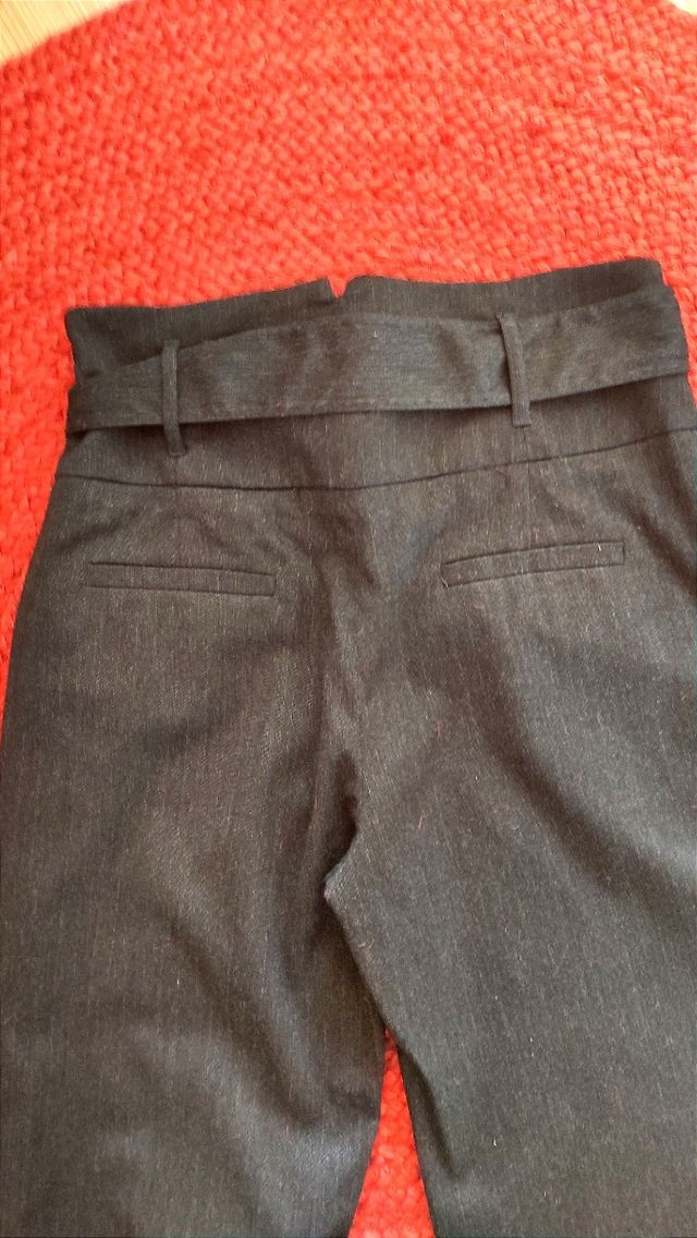 Pantalón de cintura alta y pata ancha