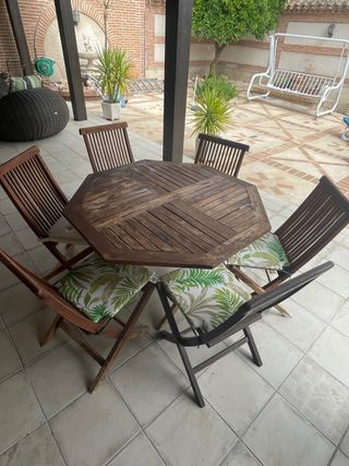 Mesa y sillas jardín