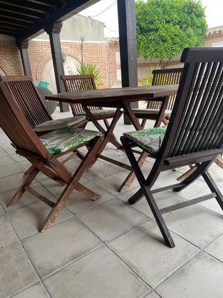 Mesa y sillas jardín