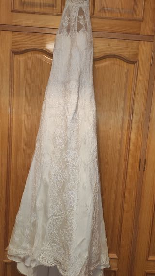 Vestido novia, cancan y velo