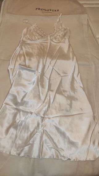 Vestido novia, cancan y velo