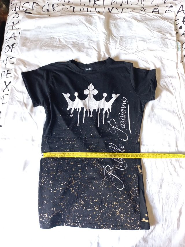 Maglietta nera con decorazioni