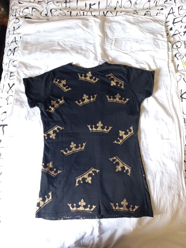 Maglietta nera con decorazioni