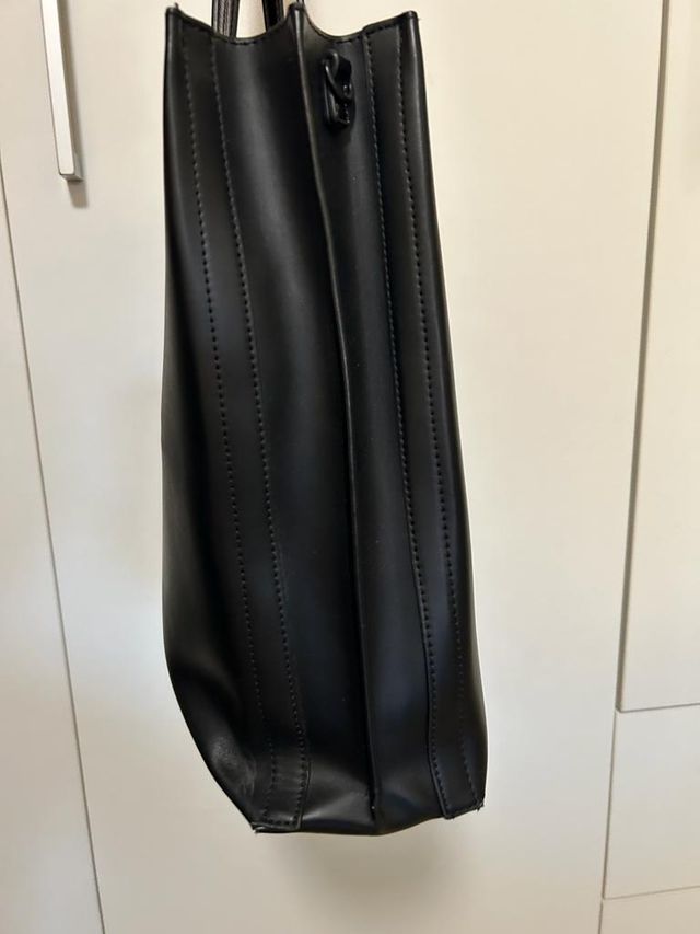 Bolso de piel, también sirve de porta ordenador.