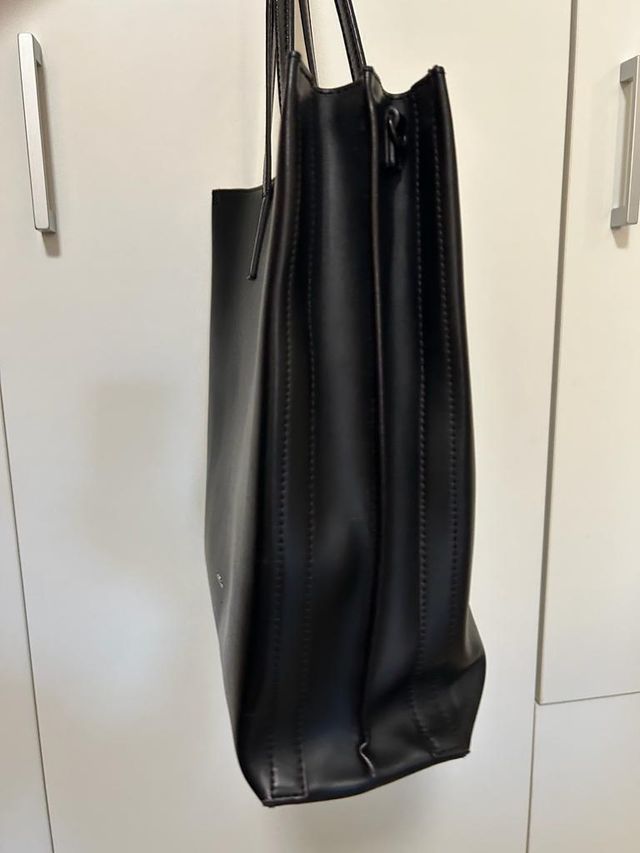 Bolso de piel, también sirve de porta ordenador.