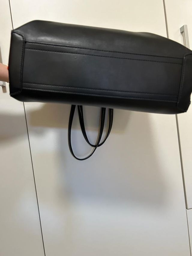 Bolso de piel, también sirve de porta ordenador.