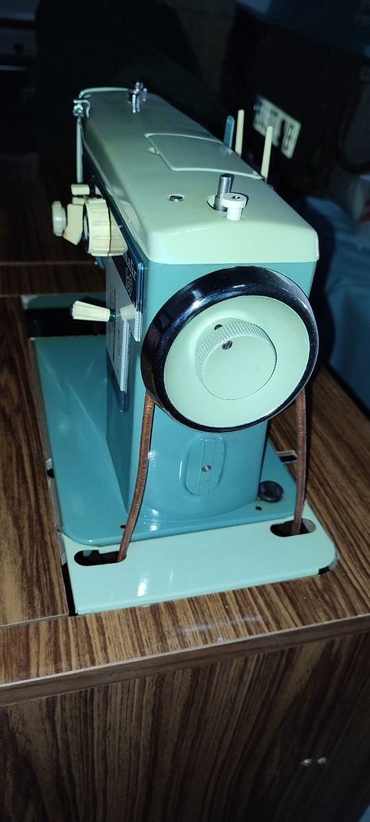 Maquina de coser Alfa con mueble