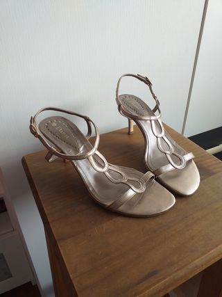 Sandalias tacón fino,suela de cuero.