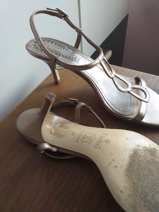 Sandalias tacón fino,suela de cuero.