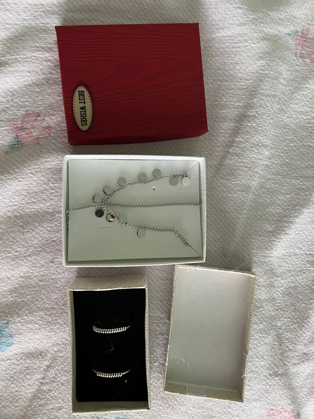 Colgante y pendientes de aro plateados