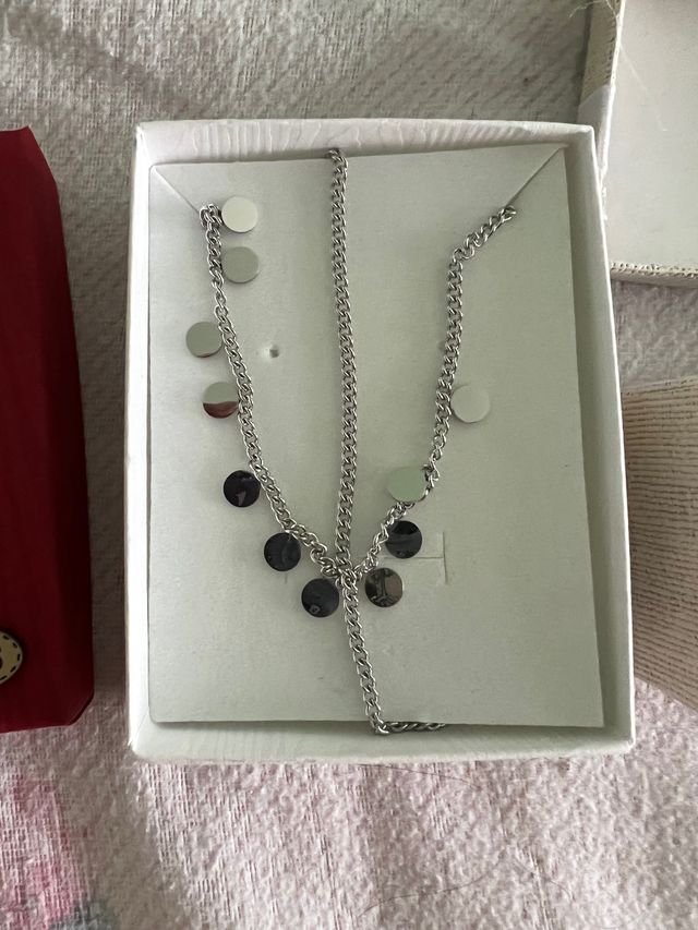 Colgante y pendientes de aro plateados