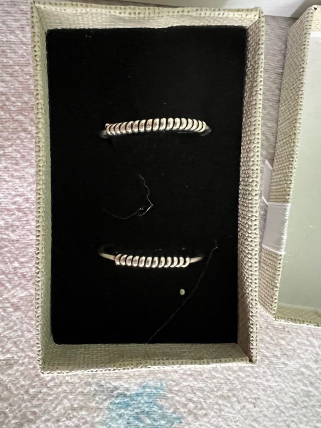 Colgante y pendientes de aro plateados